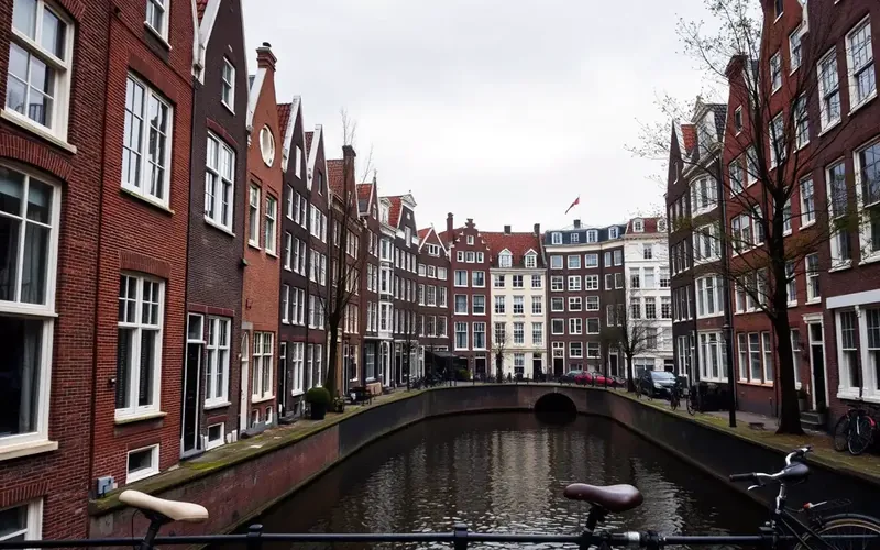 Amsterdamse grachtenpanden met bakstenen gevels
